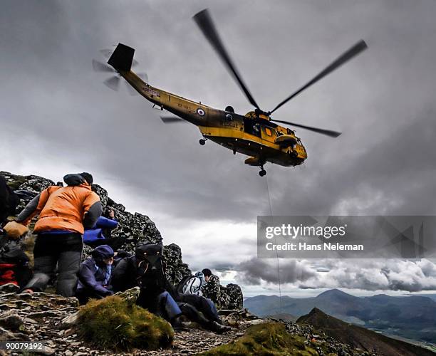 helicopter rescue on mount snowdon - helicopter rescue stock pictures, royalty-free photos & images