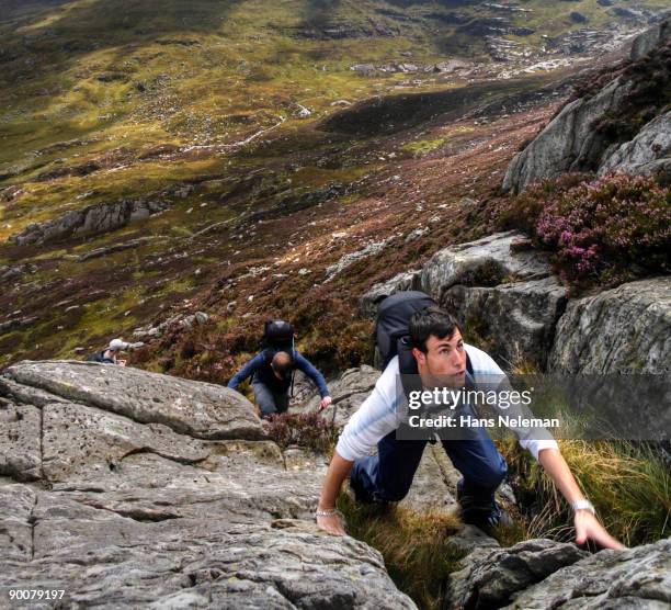 climbers on tryfan mountain, whales - snowdonia stock-fotos und bilder