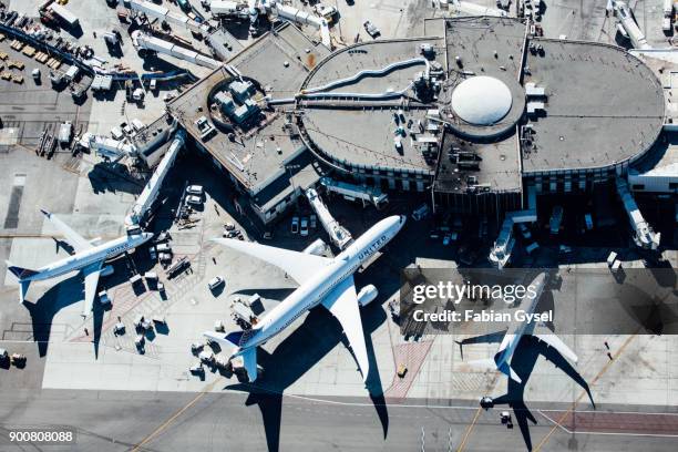 united airilnes boeing 787-8 at the gate at lax - airport aerial stock pictures, royalty-free photos & images