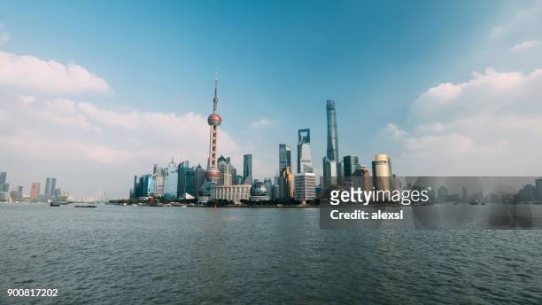 shanghai china moderne wolkenkratzer skyline stadtblick - wanderweg skyline trail stock-fotos und bilder