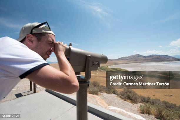 man looking through telescope of the great lake city, utah. - ponto de vista de binóculo imagens e fotografias de stock