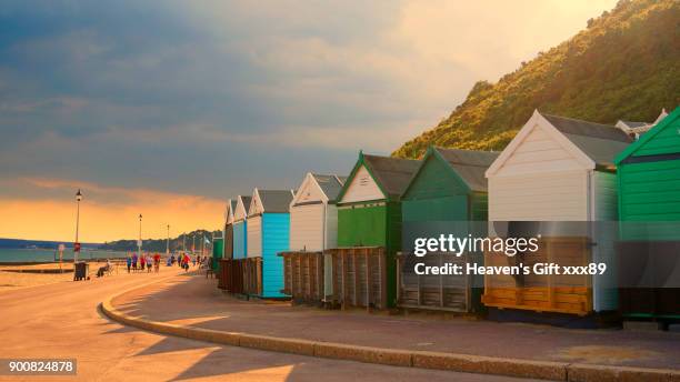 bournemouth beach huts - bruma de calor fotografías e imágenes de stock