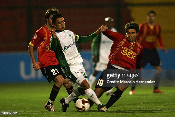 Stalin Motta of Colombia's La Equidad vies for the ball with Arturo Ramirez of Chile's Union Espanola during their 2009 Copa Sudamericana soccer...