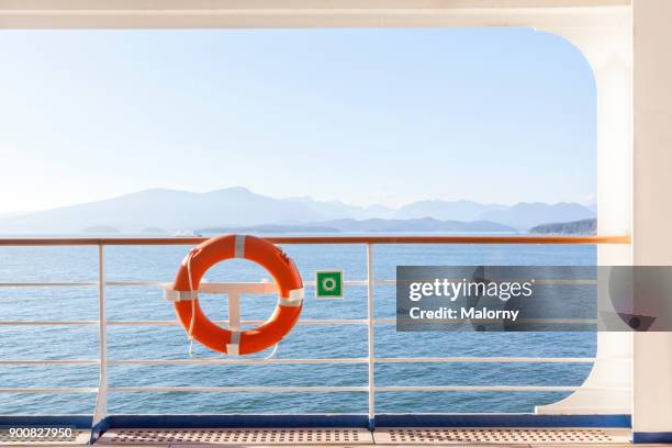 lifebelt at an outside deck of a cruise ship - vancouver, canada - bateau croisiere photos et images de collection
