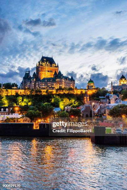 québec (stadt) bei sonnenuntergang - hotel chateau frontenac stock-fotos und bilder