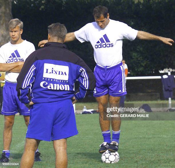 Sheki Kuqi fait de l'équilibre sur un ballon lors de l'entrainement du HJK Helsinki le 29 septembre 1999 au stade annexe de Gerland à Lyon. Battue...