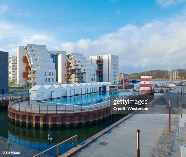 öffentliches schwimmbad im hafen von odense - odense stock-fotos und bilder