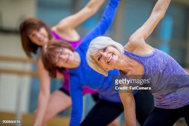 adult fitness class - 50 59 years stock pictures, royalty-free photos & images