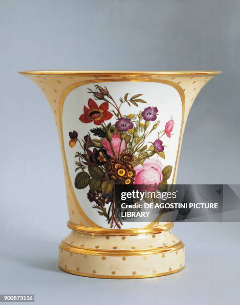 Flower stand, ceramic, Doccia manufacture, Italy, 19th century.