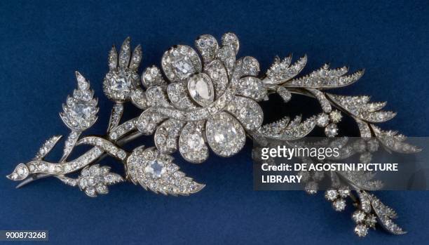 Diamond brooch mounted en tremblant, with naturalistic style decoration in the shape of a branch in blossom, about 1840, 19th century.
