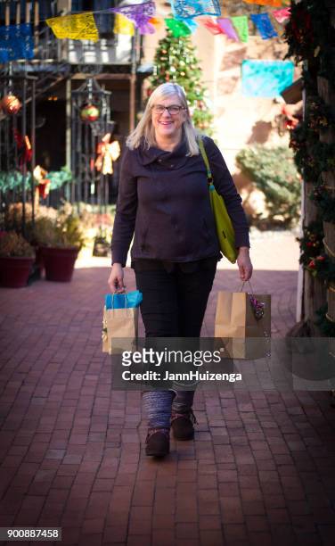 santa fe, nm : femme avec des sacs à provisions - en chapelet photos et images de collection
