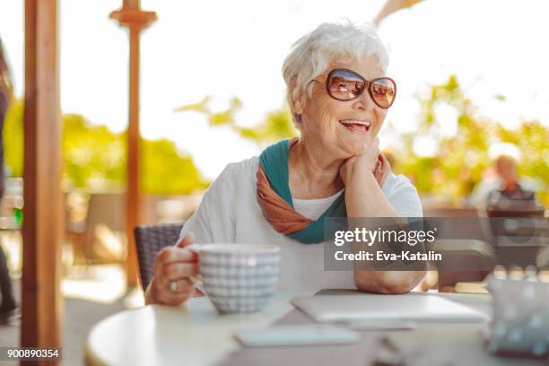 portret van een mooie senior vrouw - coffee shop stockfoto's en -beelden