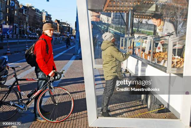 olibollen tijd in nederland - oliebollen stockfoto's en -beelden