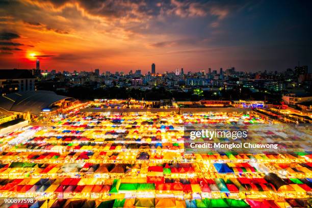 aerial view of bangkok night market in bangkok city downtown - wanderweg skyline trail stock-fotos und bilder