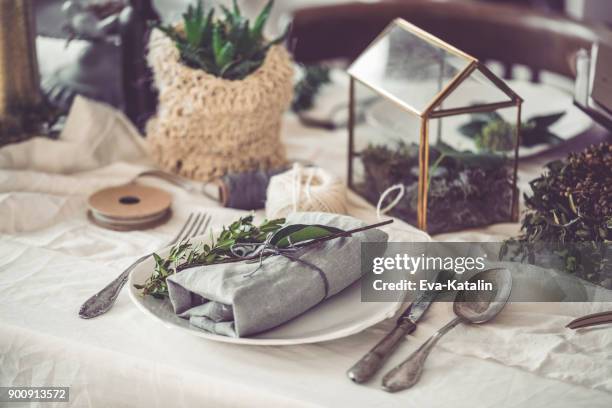 de instelling van de tabel - gedekte tafel stockfoto's en -beelden