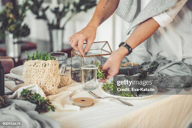 de instelling van de tabel - table setting design scandinavian stockfoto's en -beelden