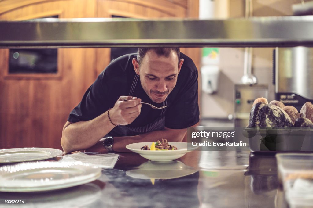 Chef está trabajando en un restaurante italiano