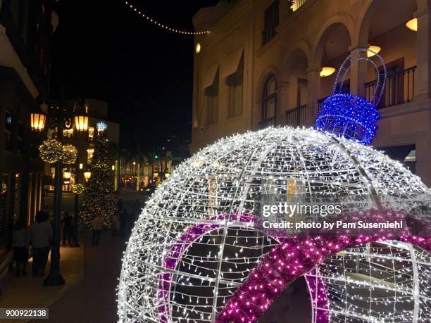 rodeo drive holiday decorations, beverly hills, ca - rodeo drive holiday lighting celebration stock pictures, royalty-free photos & images