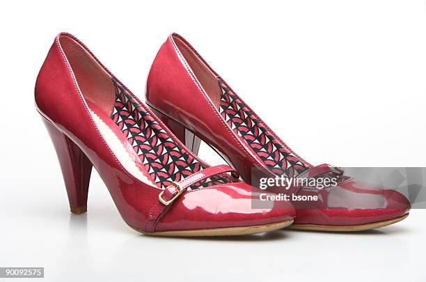 rote high heels auf weiß - schnalle stock-fotos und bilder