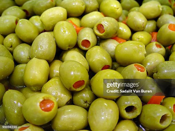 green supermarket olives - pimientos stockfoto's en -beelden