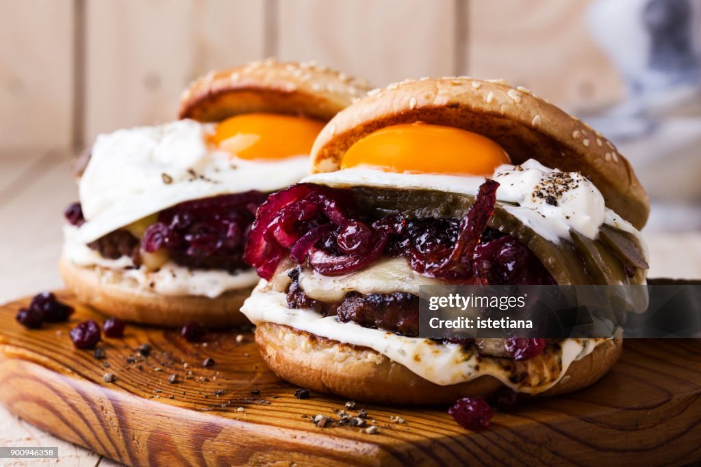 Cheeseburger with caramelized onions, fried egg and aioli