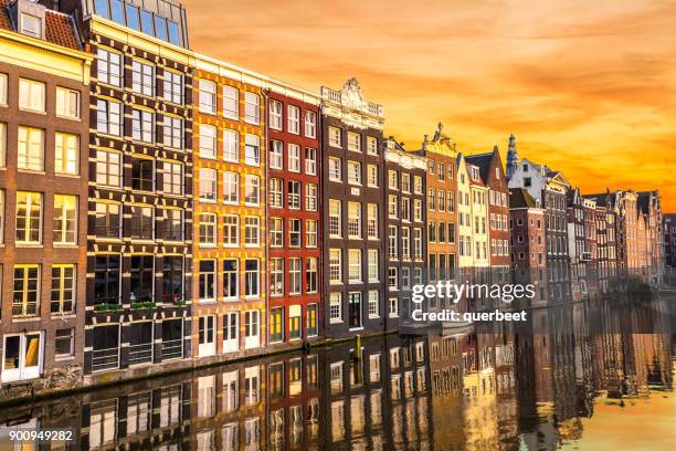 amsterdam bij zonsondergang - amsterdam canal stockfoto's en -beelden