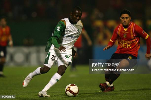 Dager Palacios of Colombia's La Equidad vies for the ball with Manuel Neira of Chile's Union Espanola during their 2009 Copa Sudamericana soccer...