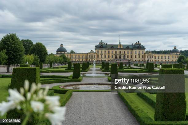 suecia - estocolmo - jardines del palacio de drottningholm - estocolmo stock pictures, royalty-free photos & images