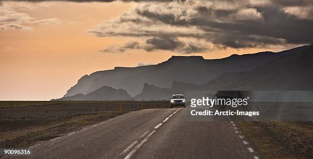 car at sunset on route 1 - リングストラッセ ストックフォトと画像