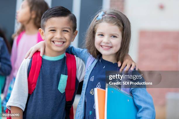 entzückende junge schulfreunde - first day of school stock-fotos und bilder