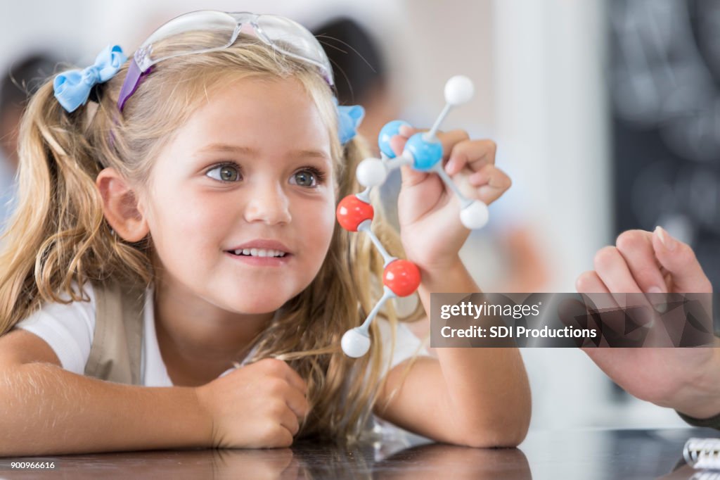 Grundschüler im naturwissenschaftlichen Unterricht