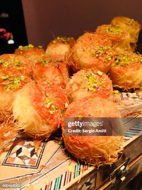 kunafa osmalia, a jordanian dessert made with pastry and cheese - kunafa stockfoto's en -beelden