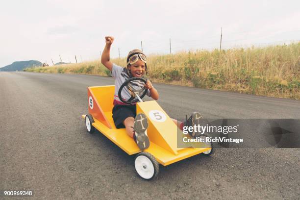 kleiner junge hausgemachten rennwagen - racing car driver stock-fotos und bilder