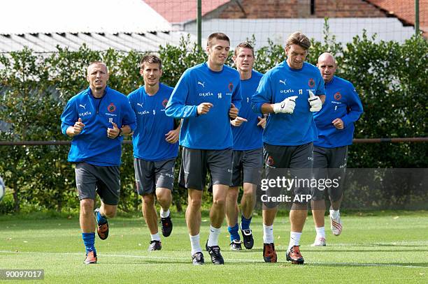 Players of Club Brugge Wesley Sonck, Michael Klukowski, Jeroen Simaeys, Koen Daerden, Geert De Vlieger and Dusan Djokic run during a training session...