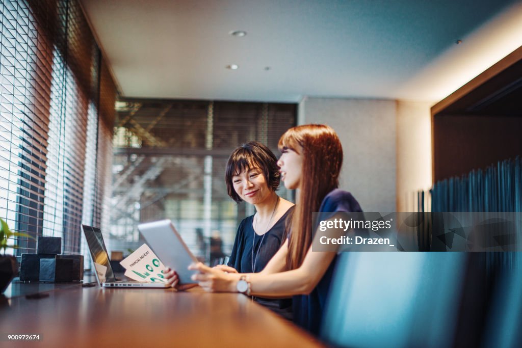 Business-Meeting im neuen asiatischen Weltkonzern