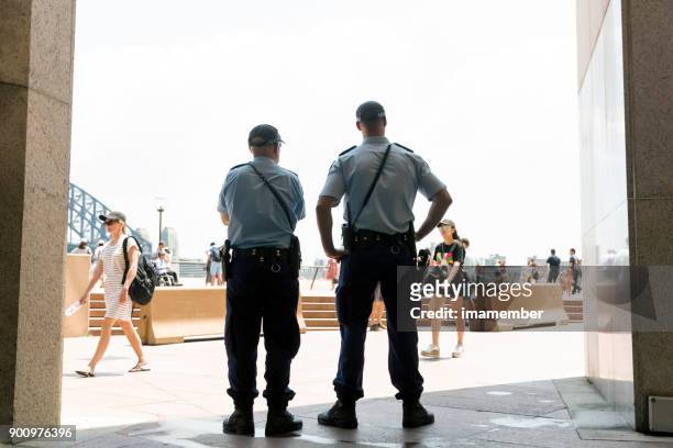 agenti di polizia pattugliano la strada a sydney, copia spazio - nuovo galles del sud foto e immagini stock
