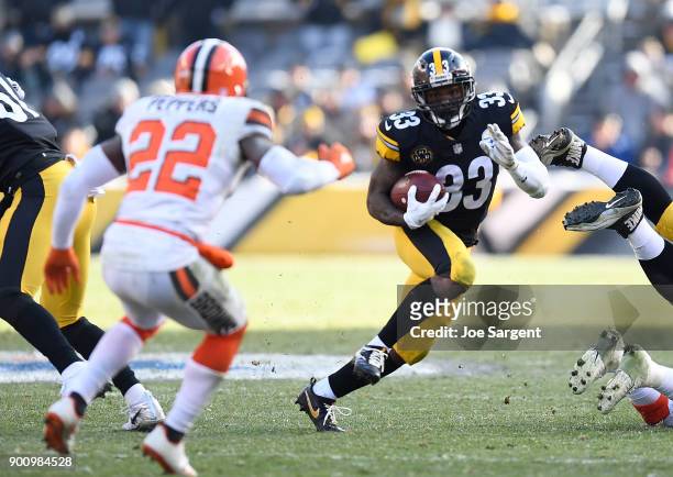 Fitzgerald Toussaint of the Pittsburgh Steelers in action during the game against the Cleveland Browns at Heinz Field on December 31, 2017 in...