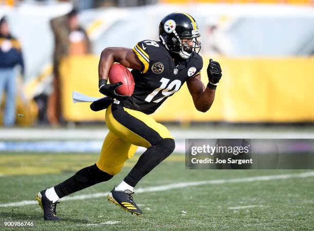 JuJu Smith-Schuster of the Pittsburgh Steelers in action during the game against the Cleveland Browns at Heinz Field on December 31, 2017 in...