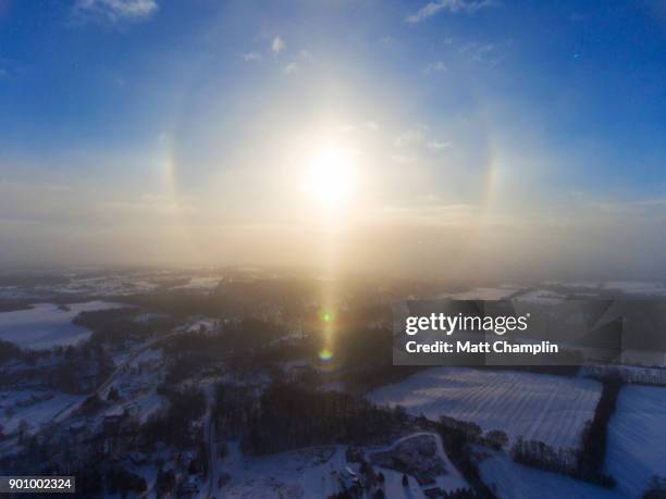 aerial of halo and sun dogs around winter sun - winter solstice 個照片及圖片檔