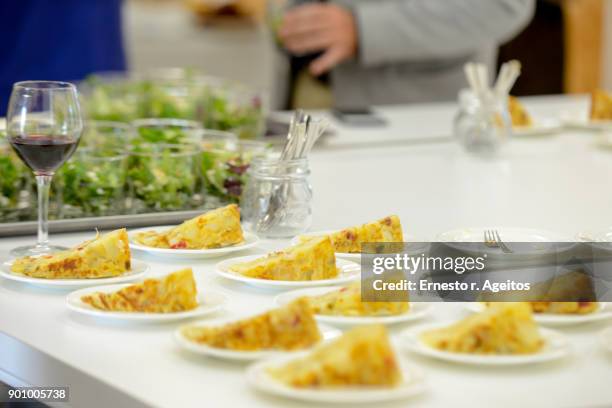 spanish local meals - tortilla de patata fotografías e imágenes de stock
