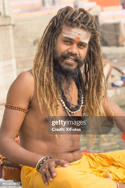 sadhu von varanasi - sadhu stock-fotos und bilder