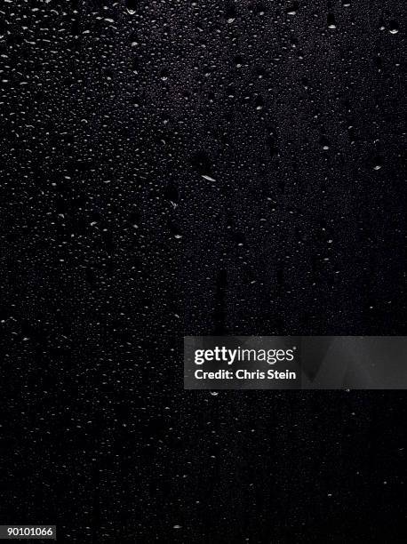 black water wall - condensación fotografías e imágenes de stock