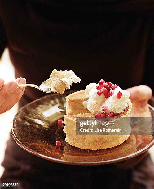 sitting woman eating dessert - tarte à la crème pâtissière photos et images de collection