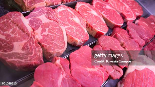 raw steaks on tray - rindfleisch stock-fotos und bilder