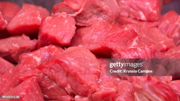 raw beef chuck on tray - muscle d'un animal photos et images de collection