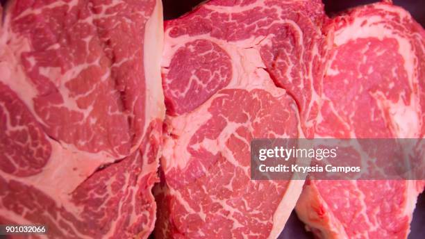 raw steaks on tray - 動物の筋肉 ストックフォトと画像