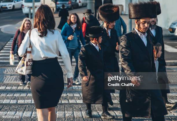 joden in jeruzalem wandelen - orthodox jodendom stockfoto's en -beelden