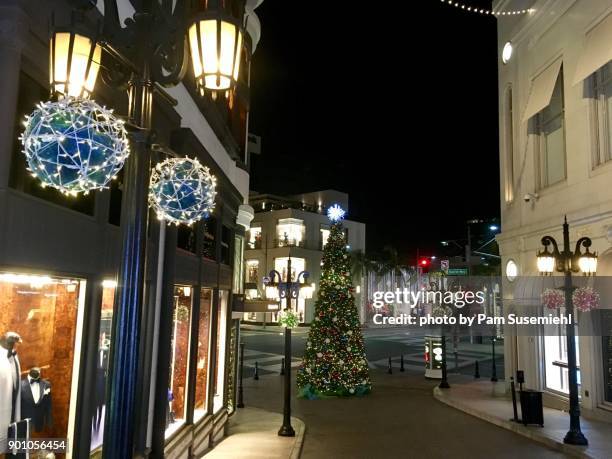 rodeo dr. christmas tree, beverly hills, ca - rodeo drive holiday lighting celebration stock pictures, royalty-free photos & images