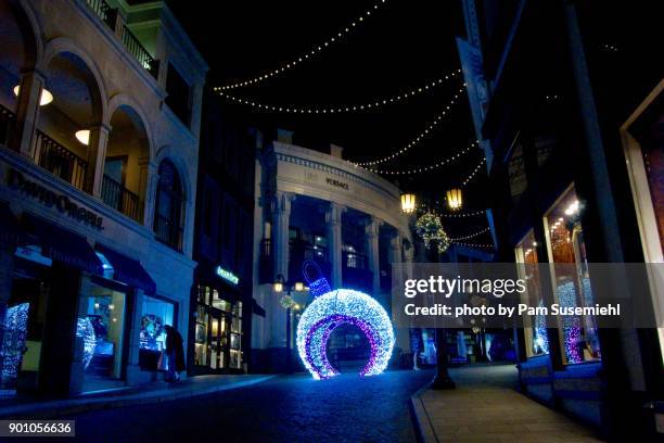 rodeo drive holiday decorations, beverly hills, ca - rodeo drive holiday lighting celebration stock pictures, royalty-free photos & images