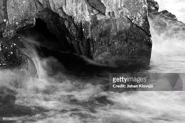 waves crashing against a cave on lake vättern - lac vattern photos et images de collection